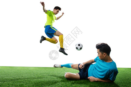 足球运动员一起踢足球高清图片