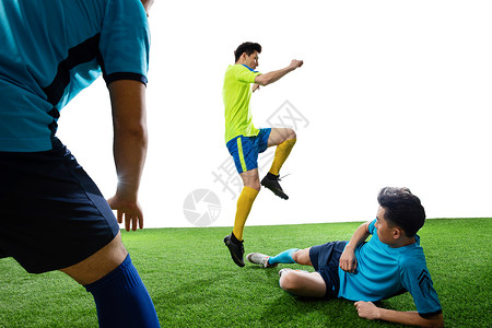 体育比赛摄影足球运动员在球场上踢球图片