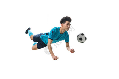 体育一名男足球运动员踢球图片