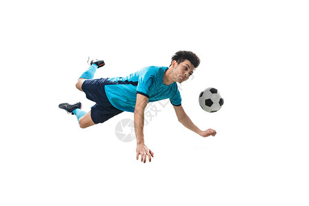 体育比赛一名男足球运动员踢球图片