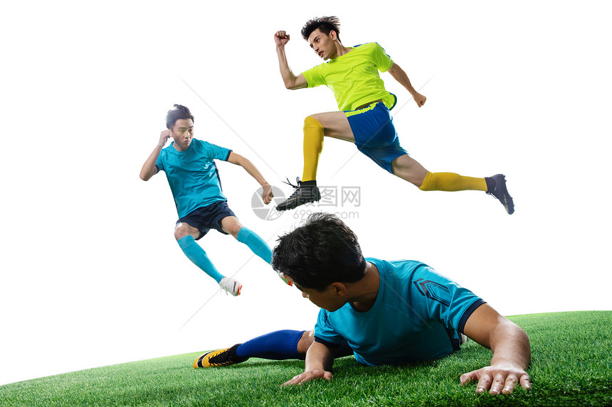 信心20到24岁足球运动员在球场上踢球图片