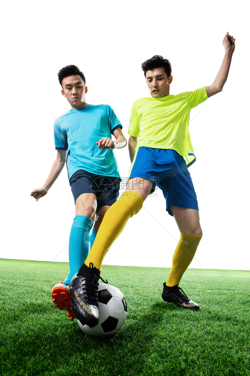 挑战比赛控制两名足球运动员踢球图片