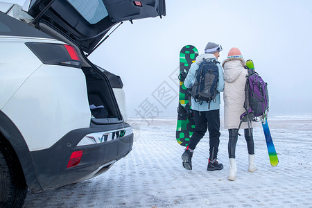 一家人自家到雪场滑雪背景图片