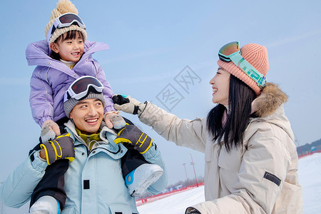 女孩骑着爸爸一家人自家到雪场滑雪背景