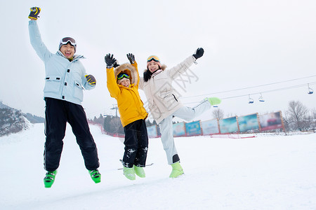 三个子女一家人自家到雪场滑雪背景