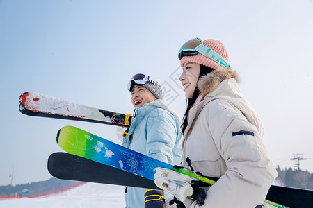 雪情侣一家人自家到雪场滑雪背景