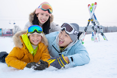 一家人自家到雪场滑雪高清图片