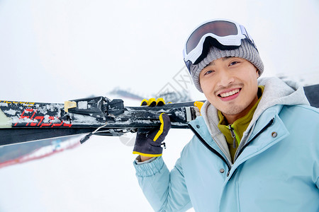 一家人自家到雪场滑雪背景图片