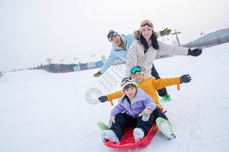 爱笑女孩一家人自家到雪场滑雪背景