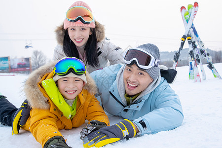 一家人自家到雪场滑雪高清图片