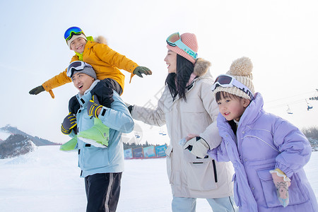 一家人自家到雪场滑雪背景图片