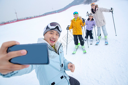 自拍男孩一家人一起去滑雪场滑雪背景