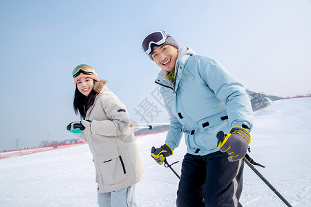 缆车中情侣一家人一起去滑雪场滑雪背景