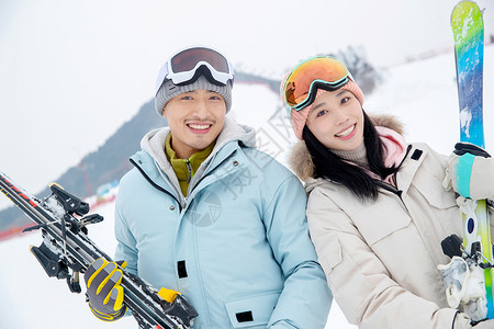雪山情侣一家人一起去滑雪场滑雪背景