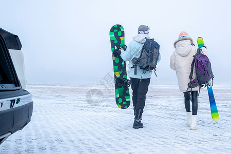 雪中情侣一家人一起去滑雪场滑雪背景