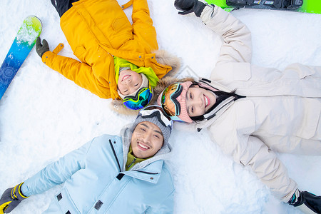 一家人躺着一家人一起去滑雪场滑雪背景