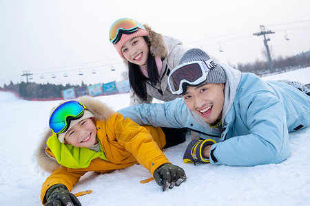 一家人一起去滑雪场滑雪高清图片