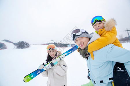 一家人一起去滑雪场滑雪高清图片