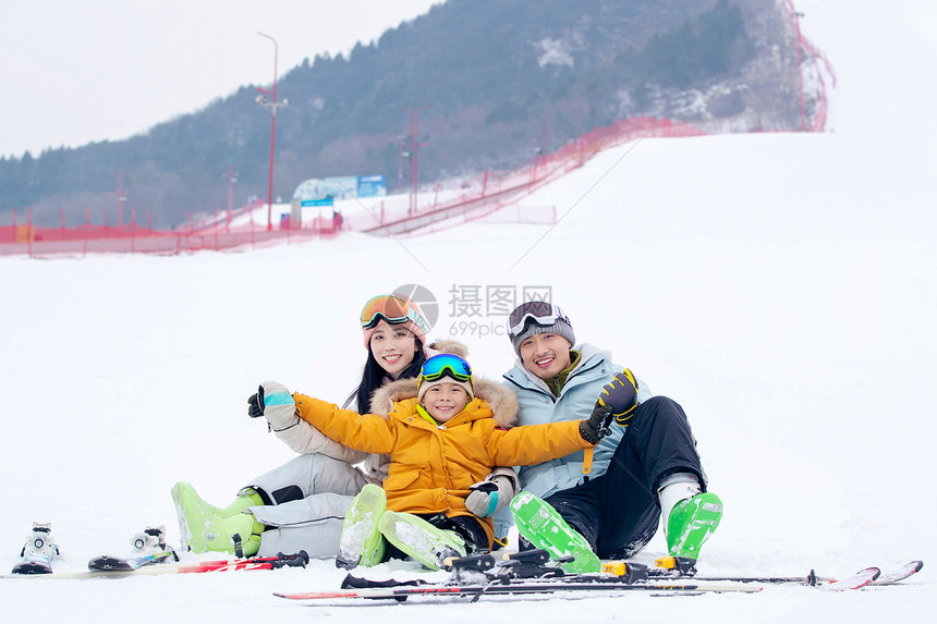 一家人一起去滑雪场滑雪图片