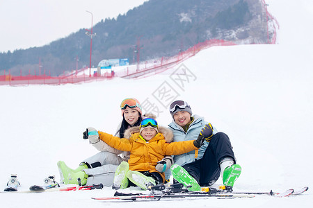 三个子女一家人一起去滑雪场滑雪背景