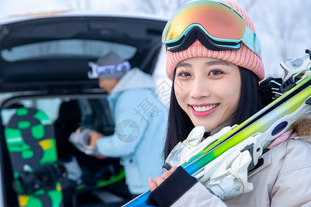 汽车冷一家人一起去滑雪场滑雪背景