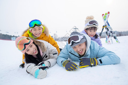 抱着衣服女孩一家人一起去滑雪场滑雪背景