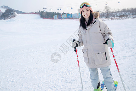 一家人一起去滑雪场滑雪高清图片