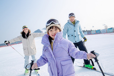 一家人到滑雪场滑雪运动高清图片