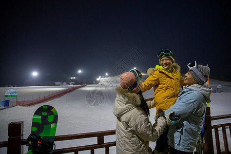 属你会玩一家人到滑雪场滑雪运动背景