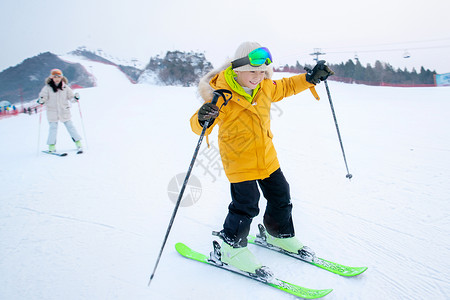 黄色衣服男孩一家人到滑雪场滑雪运动背景