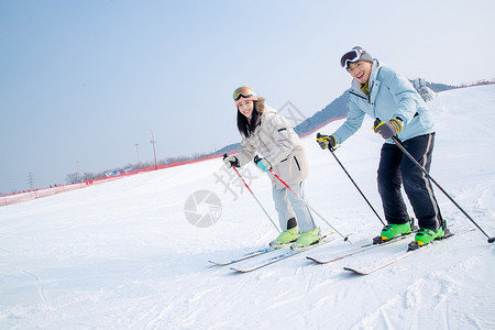 健身表情素材一家人到滑雪场滑雪运动背景