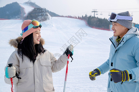 缆车中情侣一家人到滑雪场滑雪运动背景