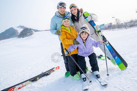 疼到扶墙的女孩一家人到滑雪场滑雪运动背景