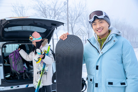 一家人到滑雪场滑雪运动图片