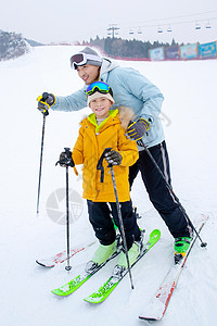 滑雪场上一起滑雪的快乐父子图片