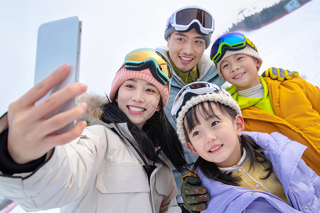 滑雪拍照人一家人到滑雪场滑雪运动背景