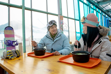 餐厅午餐活动一家人到滑雪场滑雪运动背景
