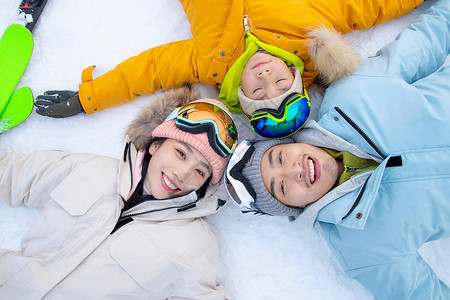 一家人躺着一家人到滑雪场滑雪运动背景