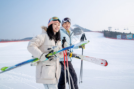 雪地里的情侣一家人到滑雪场滑雪运动背景