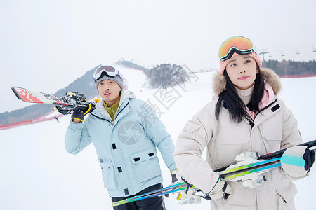站着着一家人到滑雪场滑雪运动背景
