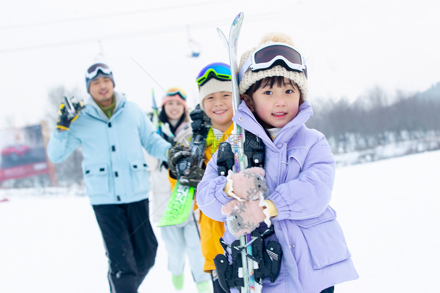 一家人到滑雪场滑雪运动图片