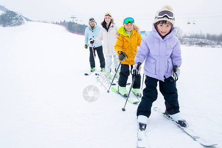 冬天滑雪的女孩一家人到滑雪场滑雪运动背景