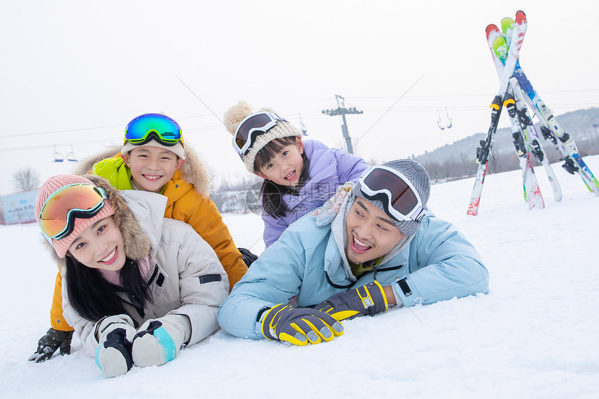 一家人到滑雪场滑雪运动图片