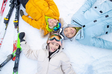 冬奥会雪花一家人到滑雪场滑雪运动背景