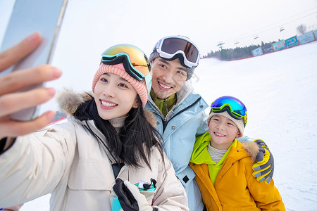 一家人到滑雪场滑雪运动图片