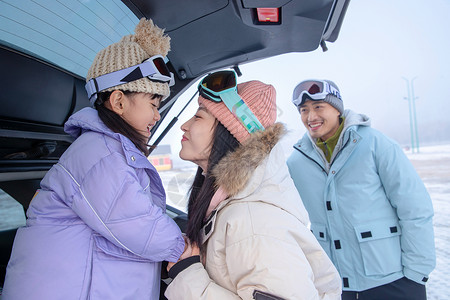 汽车团购会一家人到滑雪场滑雪运动背景