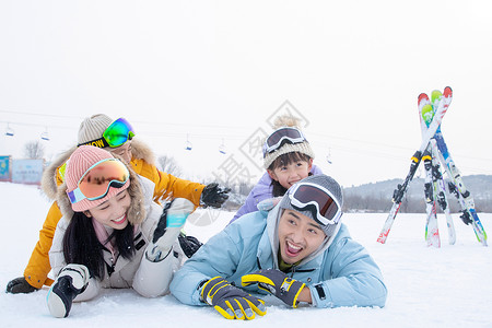 再睡会表情一家人到滑雪场滑雪运动背景