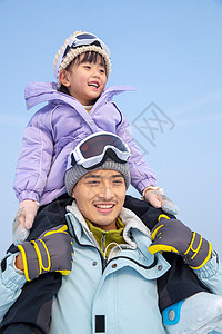 抱着衣服女孩一家人到滑雪场滑雪运动背景