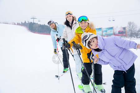 冬奥会奖牌一家人到滑雪场滑雪运动背景
