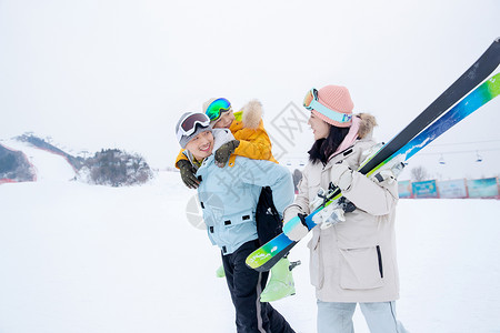 会说话的饮料瓶一家人到滑雪场滑雪运动背景